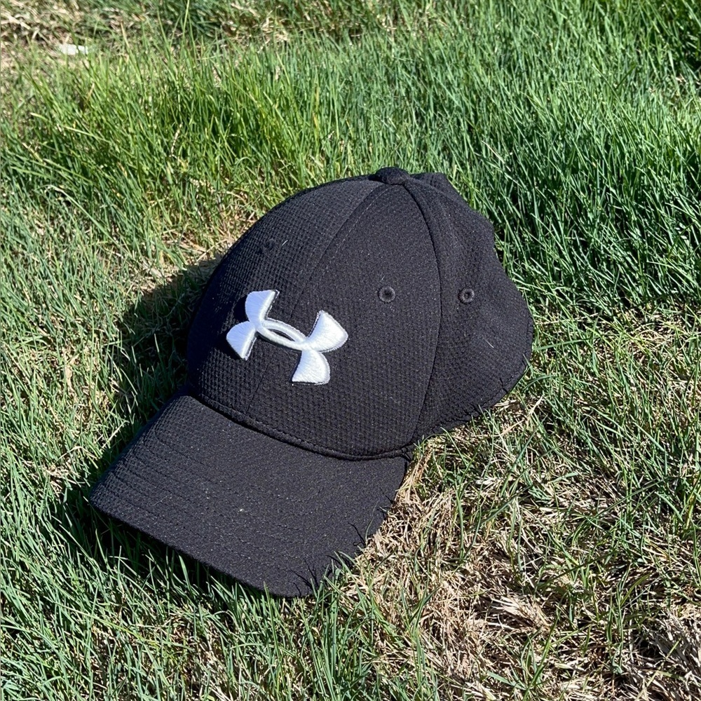 Under Armour Black Kids Hat bundle great deal, lmk if you want one hat instead!